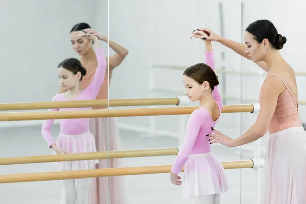 Nauczyciel Baletu Pokazując Elementy Choreograficzne Dziewczynie Pobliżu Luster Studio — Zdjęcie stockowe