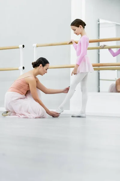 Πλαϊνή Άποψη Του Δασκάλου Χορού Αγγίζοντας Πόδι Της Κατάρτισης Κορίτσι — Φωτογραφία Αρχείου