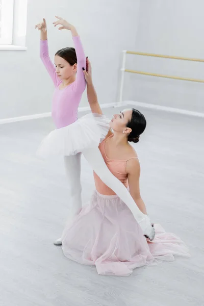 Štíhlé Dívka Učí Tančit Balet Pomocí Mladé Učitelky — Stock fotografie