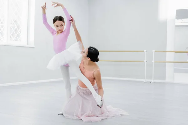 Preteen Menina Praticando Elementos Coreográficos Perto Jovem Professor Balé — Fotografia de Stock