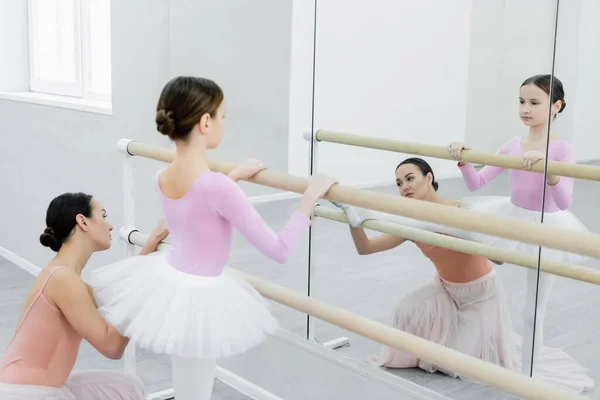 Criança Olhando Espelho Durante Treinamento Barre Perto Jovem Professor Balé — Fotografia de Stock