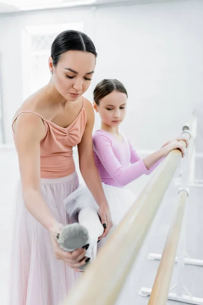 Joven Profesora Ballet Ayudando Chica Estirarse Durante Ensayo Estudio — Foto de Stock