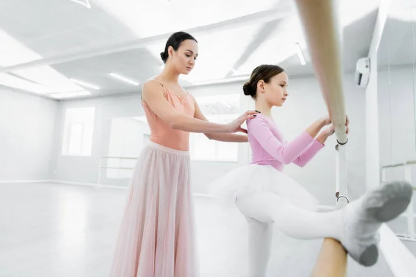 Chica Delgada Haciendo Ejercicio Barra Cerca Elegante Profesor Ballet Estudio — Foto de Stock