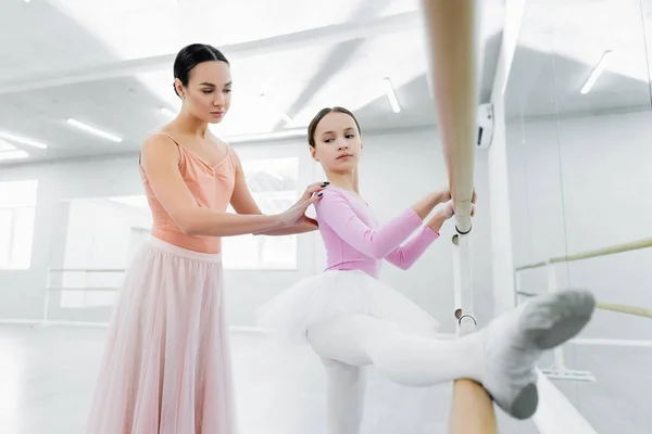 Criança Alongamento Escola Balé Perto Professor Dança Graciosa — Fotografia de Stock