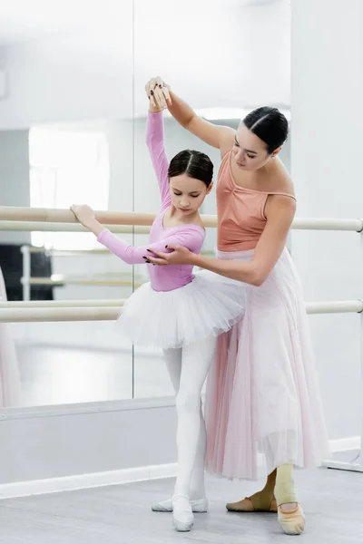 Pełny Widok Dziewczyna Szkolenia Szkole Baletowej Pobliżu Młody Nauczyciel Tańca — Zdjęcie stockowe