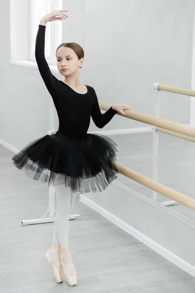 Mince Fille Dans Noir Tutu Debout Sur Orteil Tandis Que — Photo