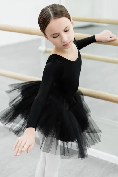 Preteen Fille Noir Ballet Costume Exercice Barre Studio — Photo