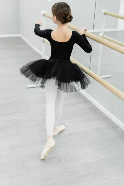 Vista Posteriore Del Bambino Costume Balletto Nero Che Pratica Vicino — Foto Stock