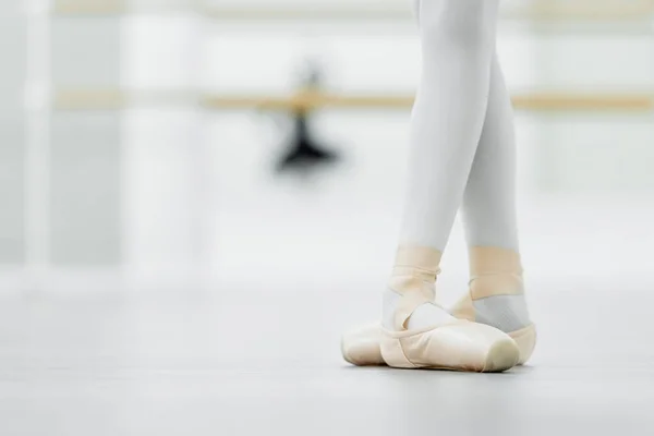 Vue Recadrée Fille Pointe Chaussures Studio Ballet — Photo