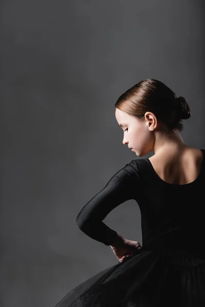 Vista Trasera Chica Traje Ballet Negro Sobre Fondo Gris — Foto de Stock