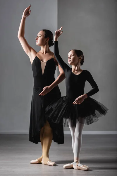 Vista Completa Maestro Ballet Mostrando Elementos Coreográficos Chica Tutú Negro —  Fotos de Stock