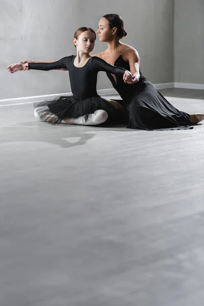 Meisje Zwart Tutu Zitten Met Gekruiste Benen Buurt Ballet Leraar — Stockfoto