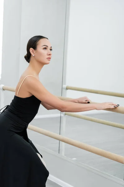 Joven Bailarina Vestido Negro Mirando Hacia Otro Lado Mientras Hace —  Fotos de Stock
