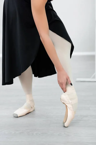Vista Cortada Bailarina Vestido Preto Sapatos Pontiagudos Ensaiando Estúdio — Fotografia de Stock
