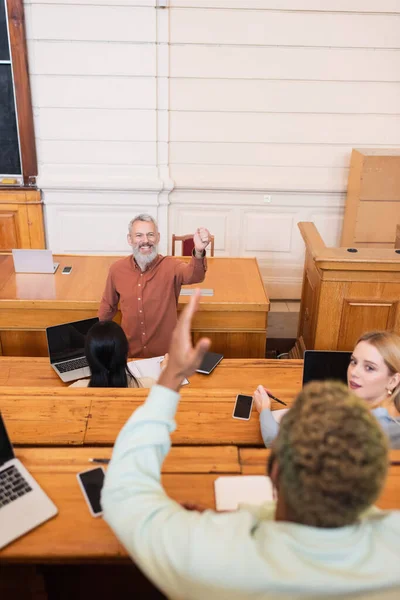 Profesor Sonriente Mirando Estudiante Afroamericano Cerca Grupo Gadgets Universidad — Foto de Stock