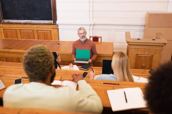 Professor Segurando Laptop Com Tela Verde Perto Estudantes Multiétnicos Auditório — Fotografia de Stock