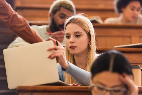 Junge Studentin Benutzt Laptop Der Nähe Multiethnischer Freunde Der Universität — Stockfoto