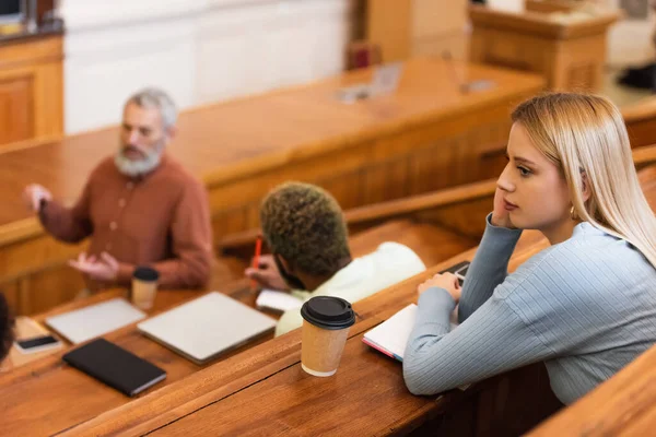 Giovane Studente Seduto Vicino Notebook Caffè Andare All Università — Foto Stock