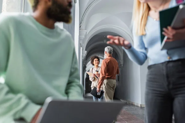 Studente Afro Americano Sorridente Che Tiene Quaderno Caffè Avvicinarsi All — Foto Stock