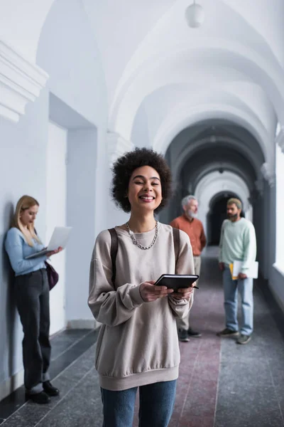 Estudante Afro Americano Feliz Segurando Notebook Olhando Para Câmera Corredor — Fotografia de Stock