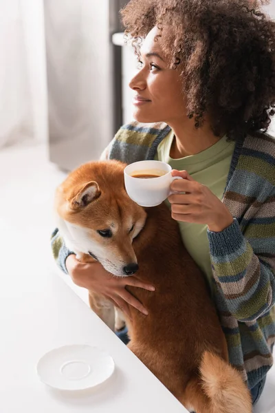 Mujer Afroamericana Feliz Mirando Hacia Otro Lado Mientras Sostiene Taza — Foto de Stock