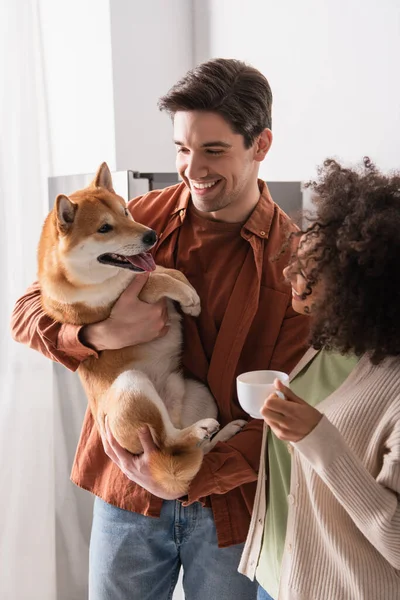 Homem Alegre Segurando Shiba Inu Cão Perto Afro Americano Namorada — Fotografia de Stock