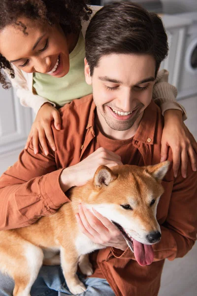 Śmieszne Shiba Inu Pies Wystający Język Pobliżu Szczęśliwy Międzyrasowy Para — Zdjęcie stockowe