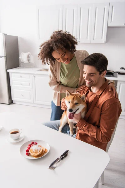 快乐的男人在早餐前牵着狗儿 快乐的非洲裔美国人女朋友 — 图库照片