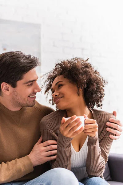 Positiva Donna Afroamericana Con Tazza Caffè Guardando Fidanzato Casa — Foto Stock