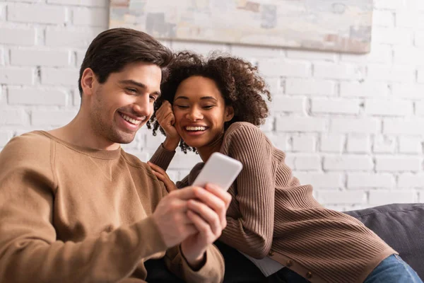 Man Using Smartphone Smiling African American Girlfriend Couch Home — ストック写真