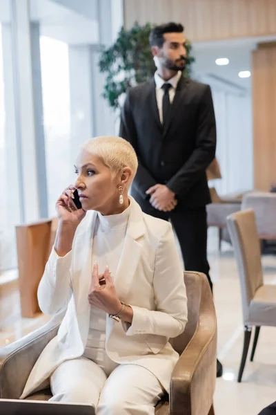Elegante Mujer Negocios Senior Hablando Teléfono Inteligente Salón Del Hotel —  Fotos de Stock