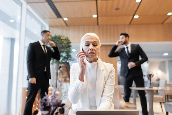 Senhora Negócios Sênior Elegante Falando Telefone Celular Perto Laptop Guarda — Fotografia de Stock