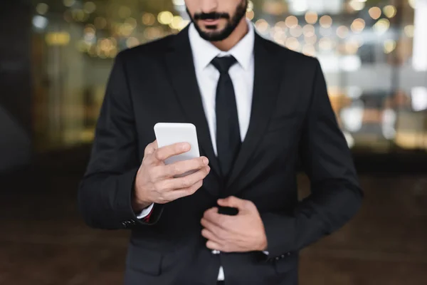 Vista Ritagliata Uomo Sicurezza Razza Mista Tuta Tenendo Smartphone All — Foto Stock