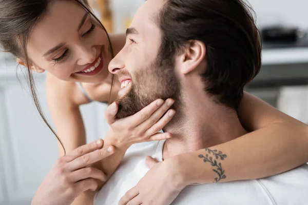 Young Tattooed Woman Hugging Smiling Bearded Man Kitchen — Stock Photo, Image