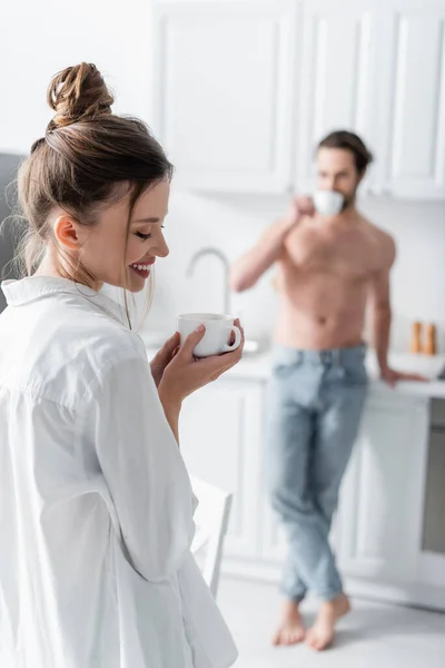 Junge Frau Weißem Hemd Hält Tasse Kaffee Der Nähe Verschwommenen — Stockfoto