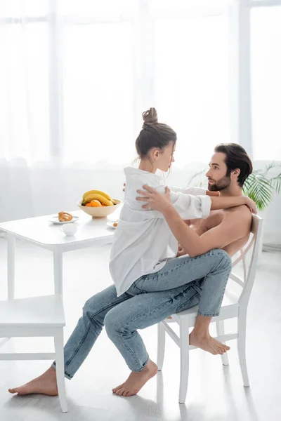 Zijaanzicht Van Gepassioneerde Vrouw Zittend Shirtloze Man Moderne Keuken — Stockfoto