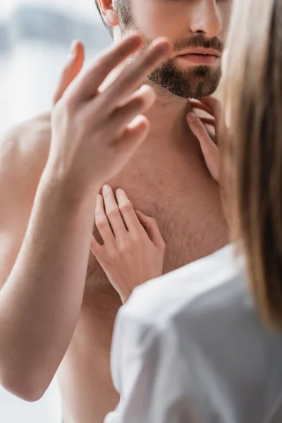 Vista Parcial Mujer Joven Abrazando Hombre Sin Camisa Casa — Foto de Stock