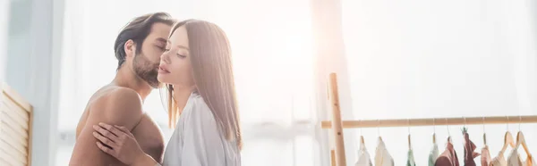 Homem Sem Camisa Beijando Jovem Mulher Roupão Seda Banner — Fotografia de Stock