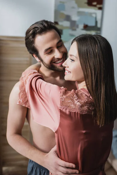 Feliz Joven Mujer Rosa Bata Seda Abrazando Hombre Alegre —  Fotos de Stock