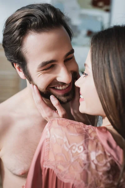 Feliz Joven Mujer Rosa Túnica Seda Tocando Cara Hombre Alegre — Foto de Stock