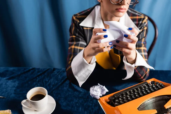 Vista Parcial Mujer Con Estilo Con Papel Arrugado Cerca Máquina —  Fotos de Stock