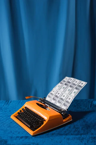 Rote Vintage Schreibmaschine Mit Dollars Auf Velourtisch Neben Blauem Tuch — Stockfoto