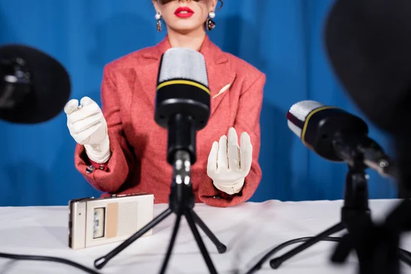 Microfones Perto Corte Estilo Vintage Mulher Dando Entrevista Fundo Azul — Fotografia de Stock