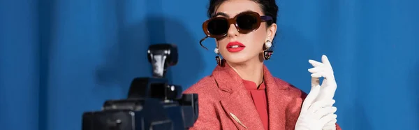 Blurred Video Camera Retro Style Woman Sunglasses White Gloves Blue — Stock Photo, Image