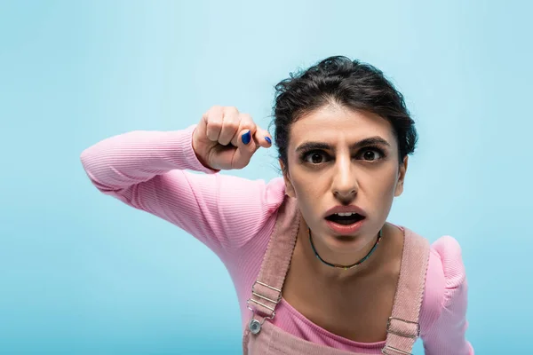 Curious Woman Open Mouth Looking Camera Pointing Finger Isolated Blue — Stock Photo, Image