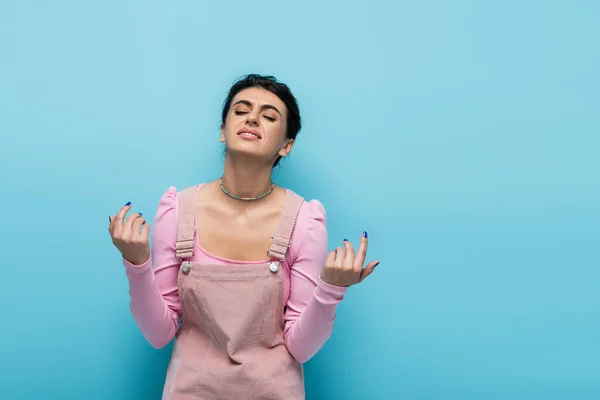 Overstuur Vrouw Trendy Kleding Staan Met Gesloten Ogen Blauwe Achtergrond — Stockfoto