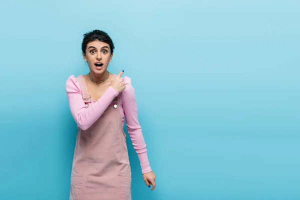 Verbaasd Vrouw Met Open Mond Kijken Naar Camera Terwijl Wijzend — Stockfoto