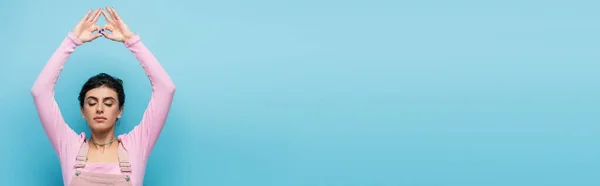 Брюнетка Жінка Закритим Оком Розслабляється Медитації Позу Ізольовано Синьому Банер — стокове фото