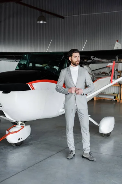 Full Length Bearded Businessman Suit Buttoning Blazer Helicopter — Stock Photo, Image