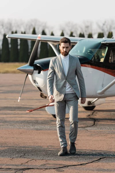 Full Length Bearded Businessman Suit Walking Helicopter Outdoors — Stock Photo, Image